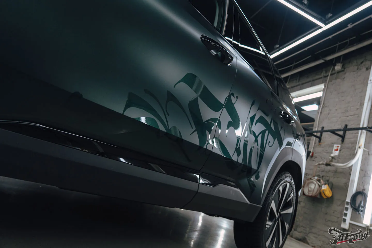 Подарок для будущей супруги: оклеили Geely Atlas матовым винилом, переднюю часть забронировали полиуретаном, добавили глянцевые наклейки + защита глянца в салоне, керамика пленки и кожи